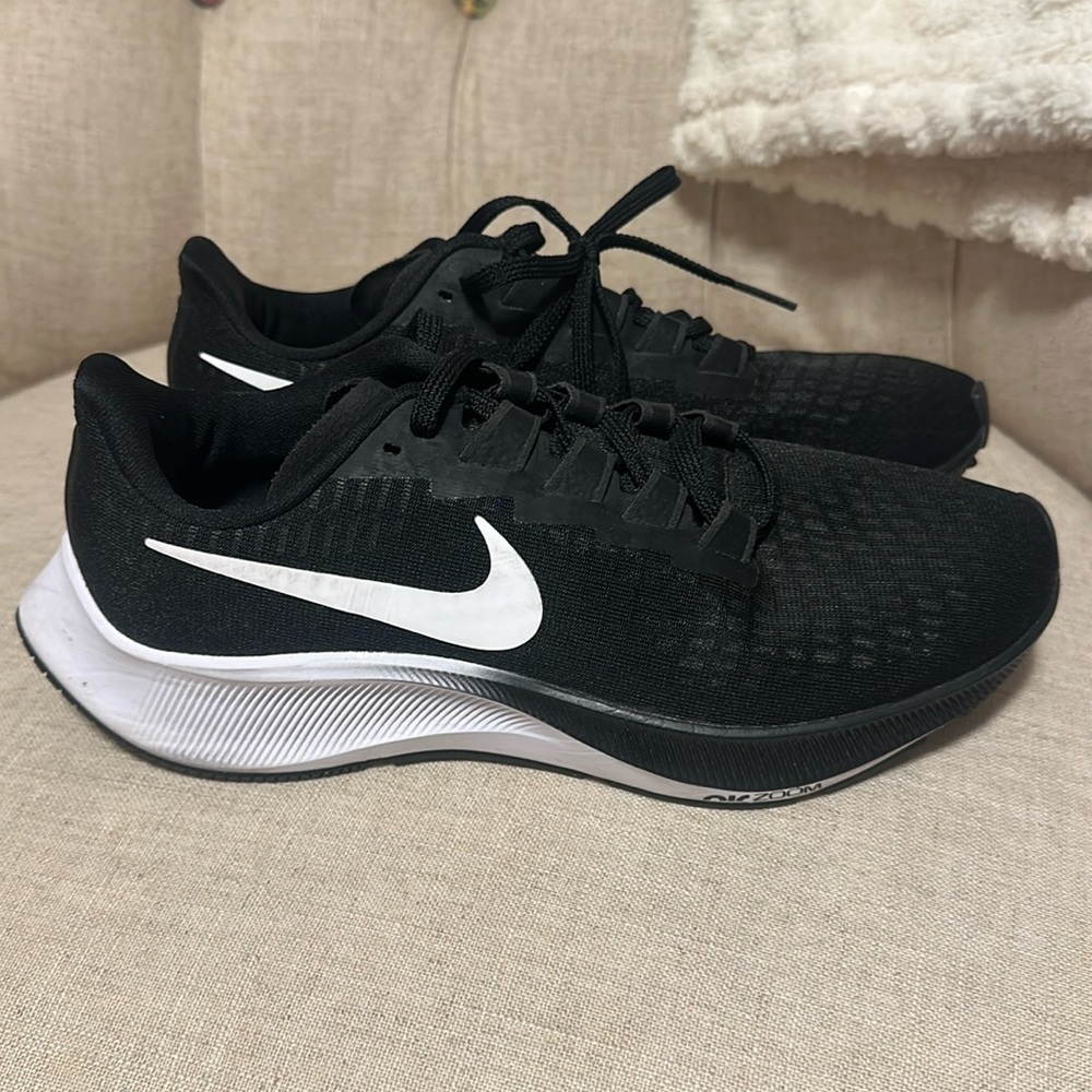 Women’s Nike zoom Pegasus 37, size 8